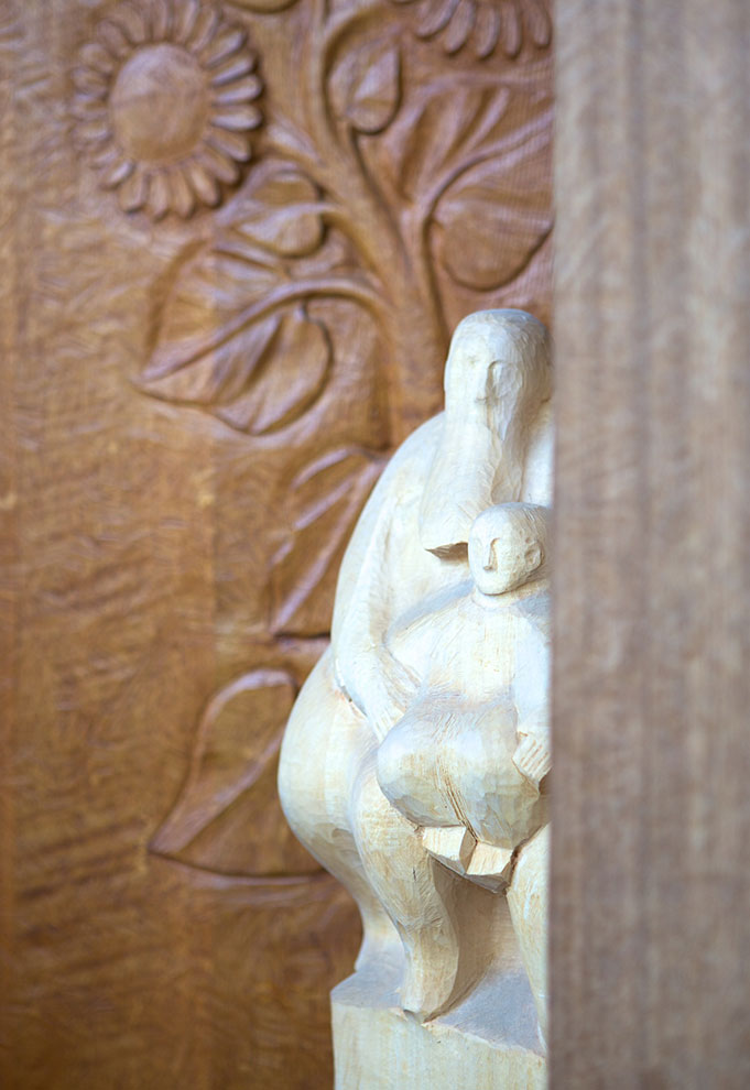Details geschnitzte Figuren und Ornamente im Holzgrabmal